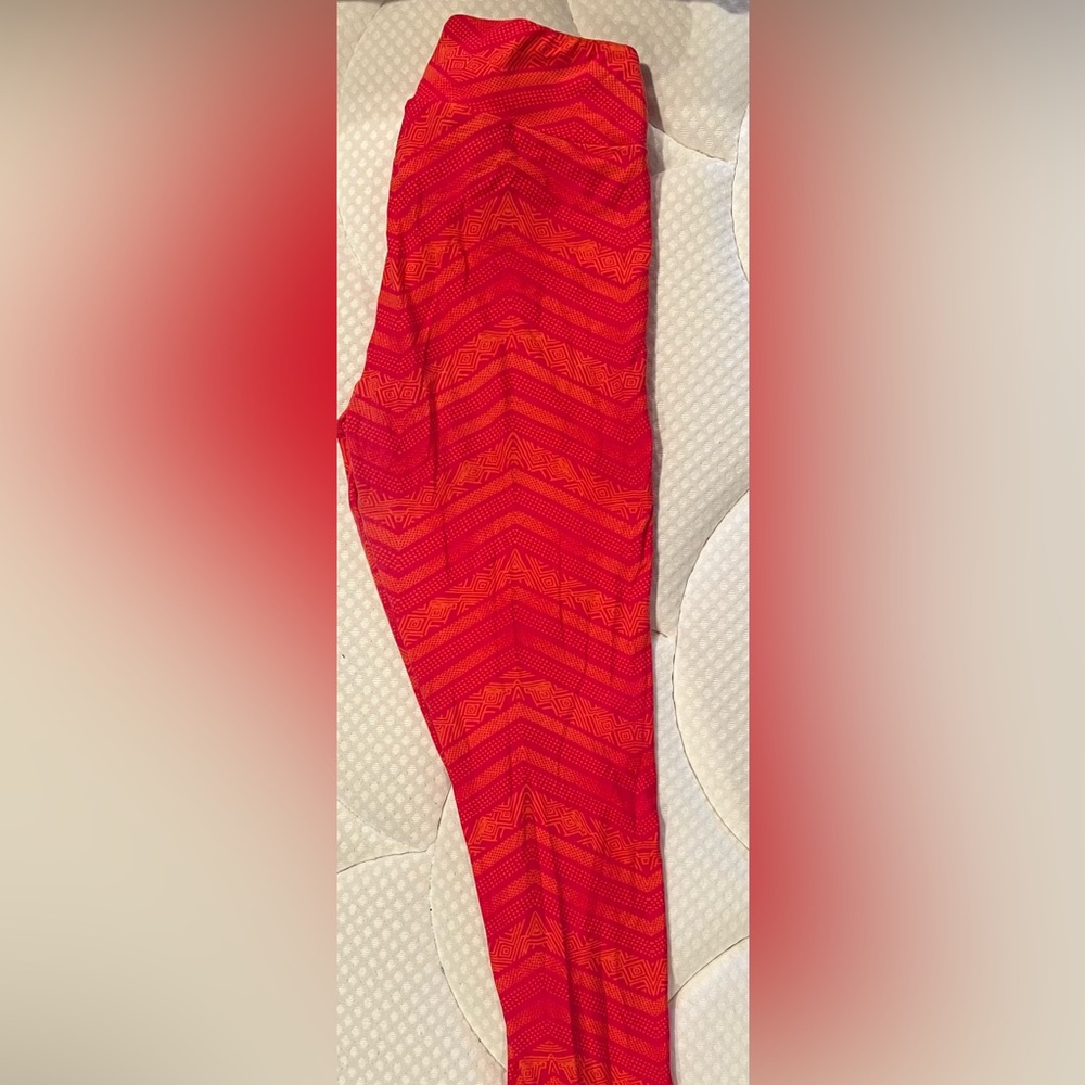 Pink and orange patterned Lularoe legging. Talk and curvy size.